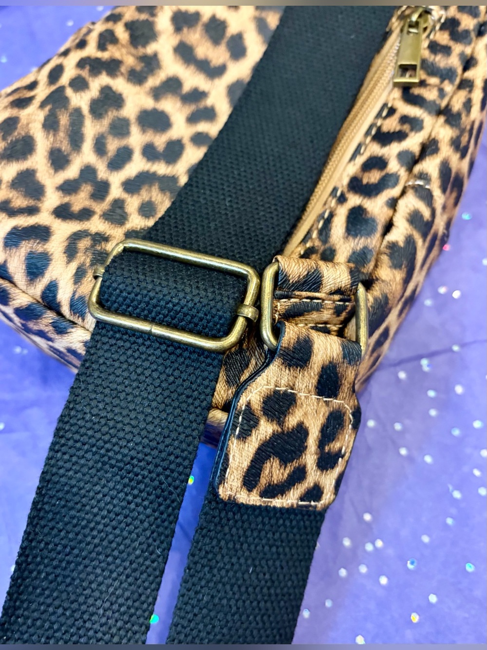 NWT SAM & HADLEY Leopard Print Crossbody Sling Bag Rhinestone Detail/Hair Clip - Picture 12 of 13